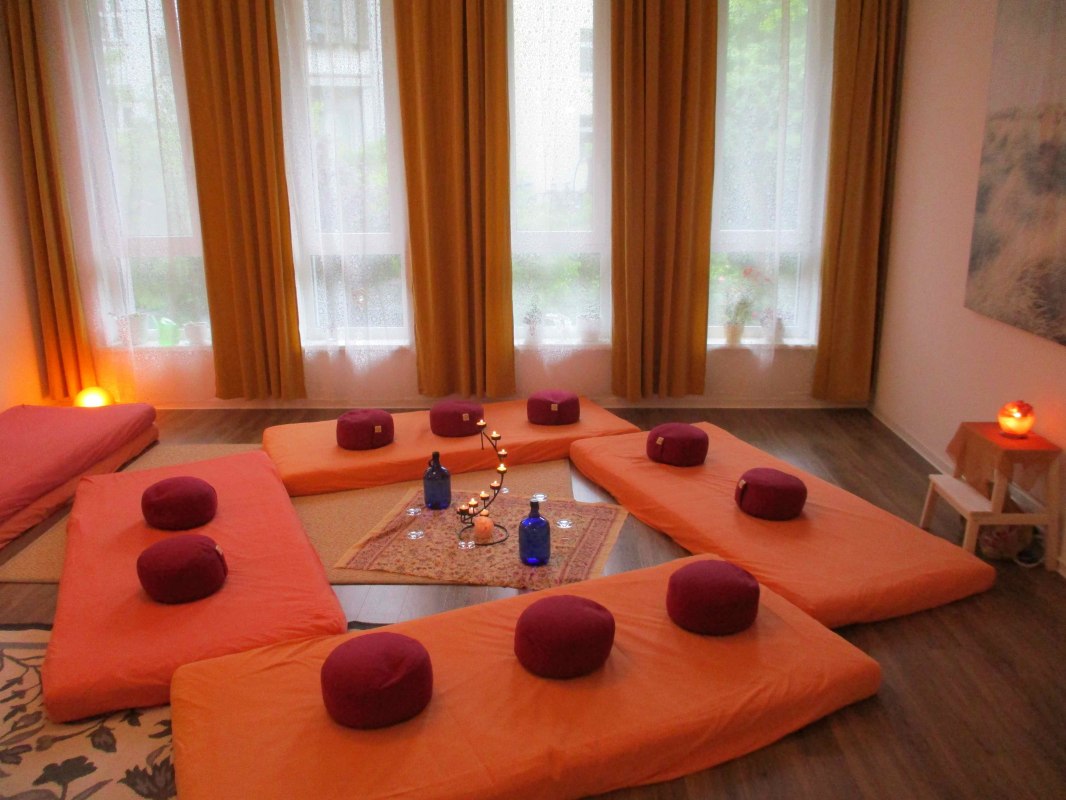 Mantra singing circle room, &copy; Anett
