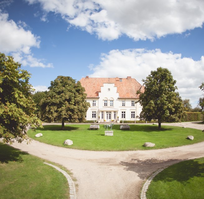 Buitenaanzicht van Landgoed Klein Nienhagen // © Gut Klein Nienhagen / Anne Karsten Buitenaanzicht van Landgoed Klein Nienhagen // © Gut Klein Nienhagen / Anne Karsten