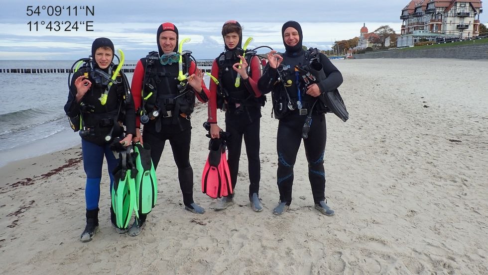 Studenci nurkowania podczas nurkowania próbnego na plaży Morza Bałtyckiego w Kühlungsborn // © Tauchbasis Baltic Studenci nurkowania podczas nurkowania próbnego na plaży Morza Bałtyckiego w Kühlungsborn // © Tauchbasis Baltic