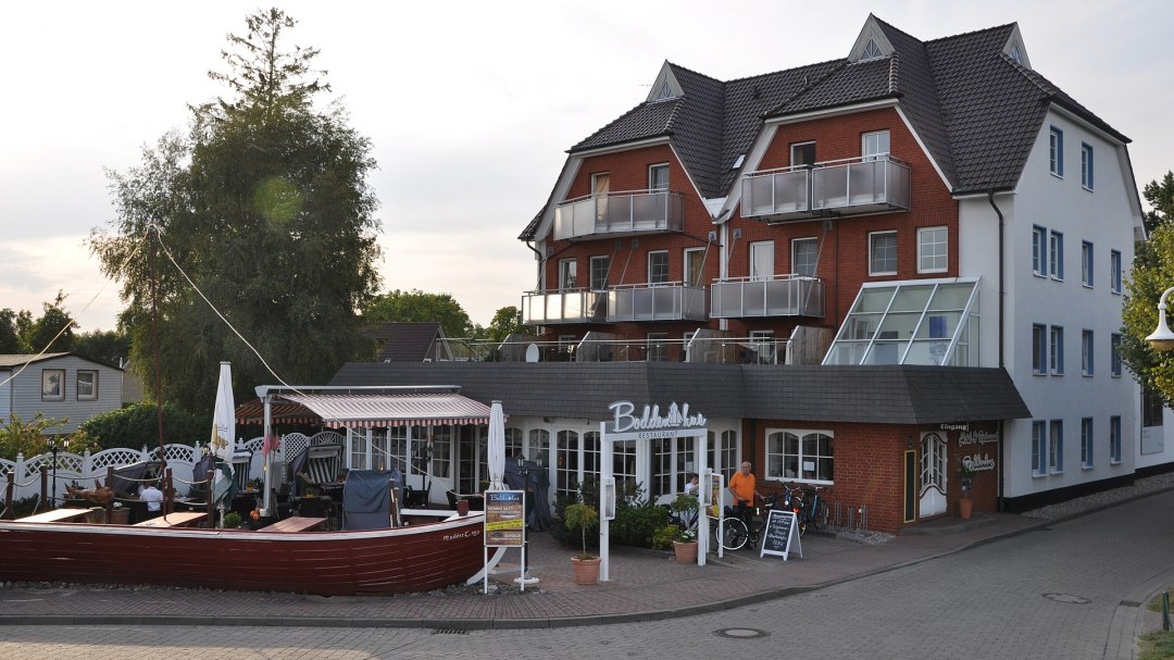 Zicht op het Boddenhus vanaf de dijk, © TMV