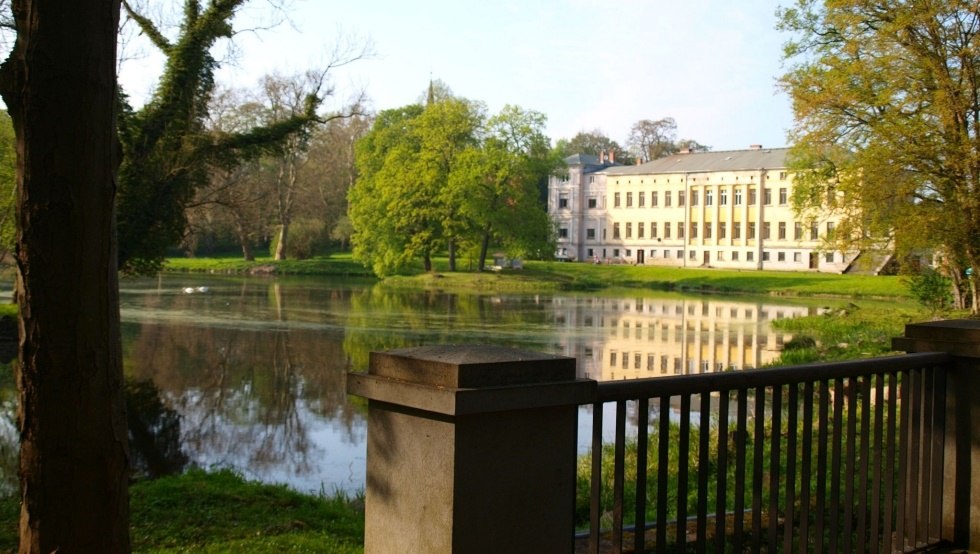 Zicht op het kasteel vanaf de parkzijde met het meer, © Malte Jöhnke, freigegeben zur Nutzung