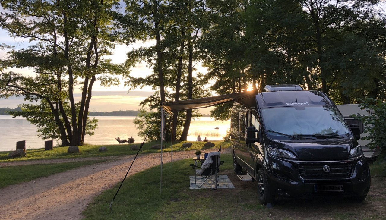 Meer dan 60 staanplaatsen direct aan het meer, en nog veel meer met uitzicht op het meer dankzij de gunstige ligging aan de oostelijke oever. We hebben een online reserveringssysteem waarmee je direct je favoriete kampeerplaats kunt reserveren., © ZweiSeen.de Meer dan 60 staanplaatsen direct aan het meer, en nog veel meer met uitzicht op het meer dankzij de gunstige ligging aan de oostelijke oever. We hebben een online reserveringssysteem waarmee je direct je favoriete kampeerplaats kunt reserveren., © ZweiSeen.de