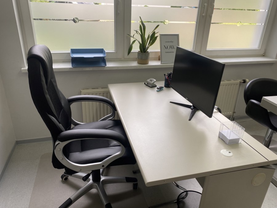 Een werkstation voor vaste boekingen met een monitor en aansluitmogelijkheden voor een laptop., © SG GmbH