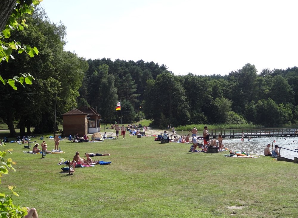 Lawn for sunbathing at the lido "Weißer See, © Mecklenburgische Kleinseenplatte Touristik GmbH