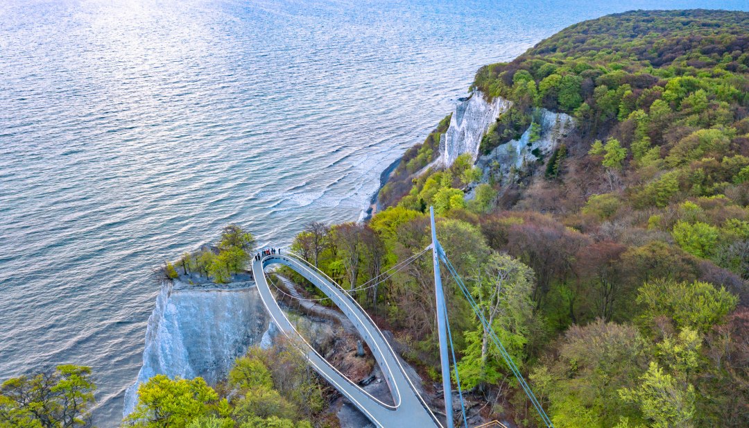 Skywalk w Centrum Parku Narodowego Königsstuhl z widokiem na kredowe klify i Morze Bałtyckie na wyspie Rugia.