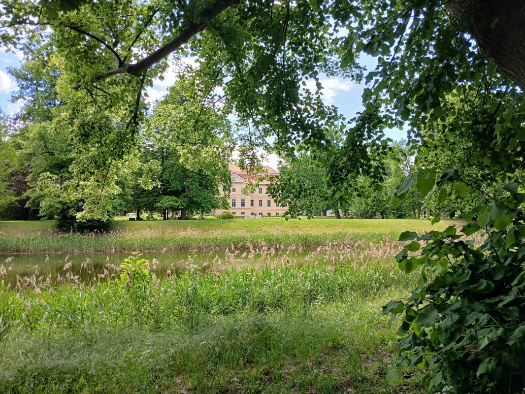 Uitzicht op het barokke kasteel Griebenow // &copy; Angela Pfennig
