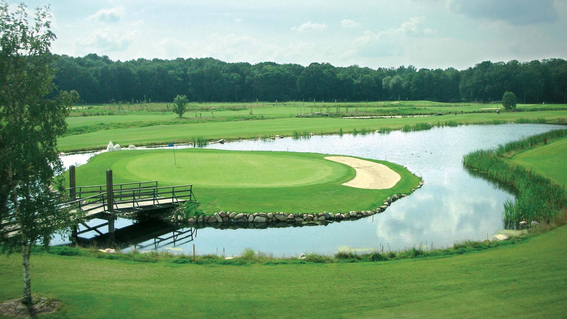 Zieleń pola golfowego Strelasund Golf Park, © Golfpark Strelasund Zielone pole z dołkiem w Strelasund Golf Park