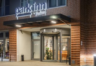Entrance to the Park Inn by Radisson Wismar // &copy; park inn by Radisson Wismar