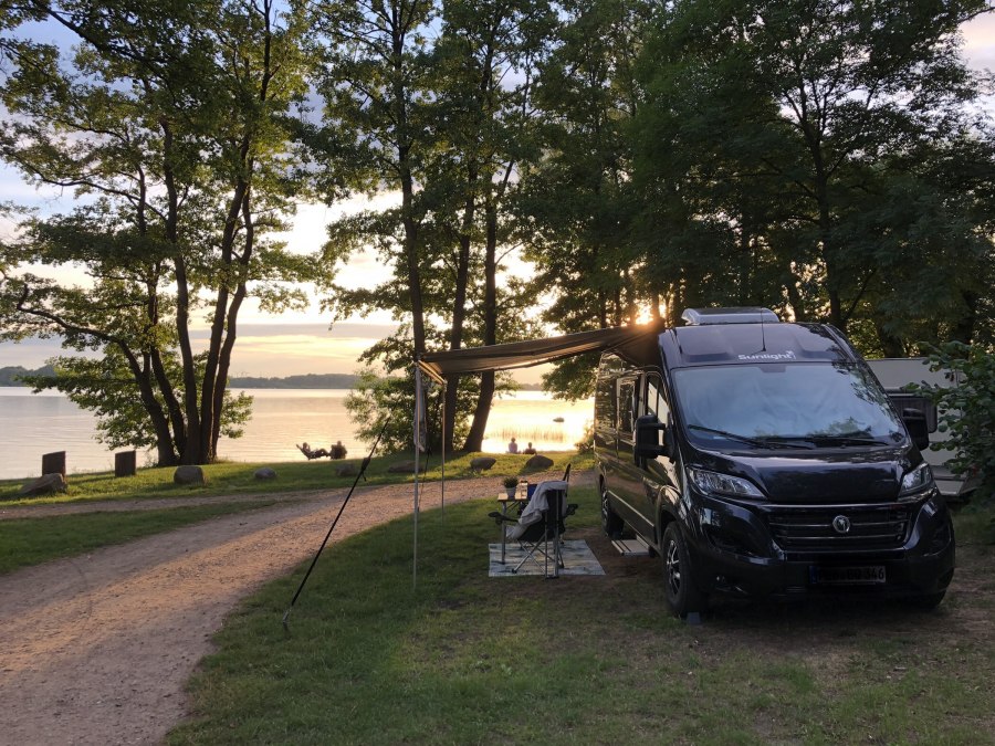 Over 60 pitches directly on the lakeshore, many more with a view of the lake due to the interesting location on the eastern shore. We have an online booking system where you can reserve your preferred pitch directly., © ZweiSeen.de