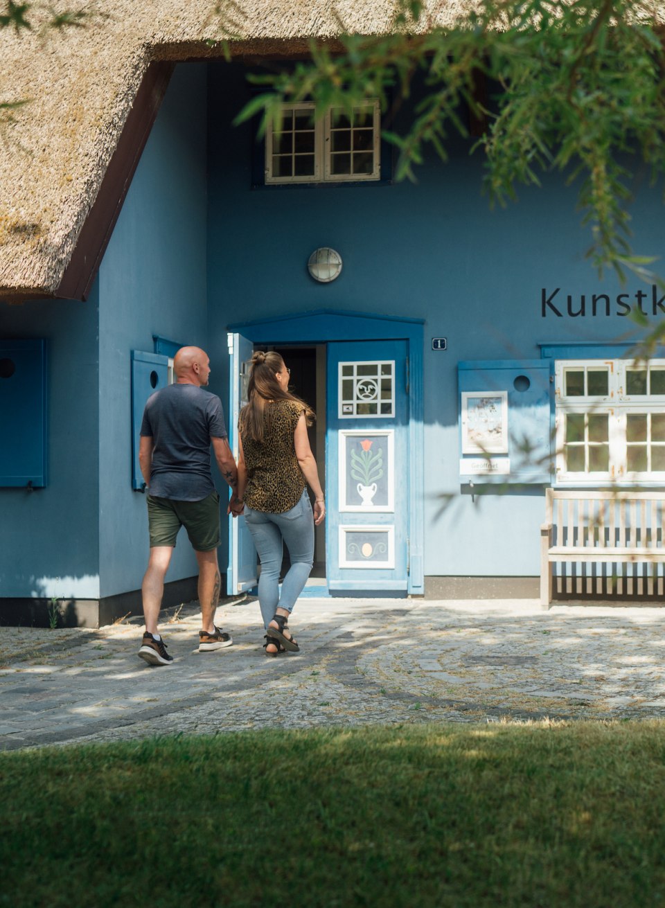 Een stel bezoekt de Kunstkaten - een galerie in Ahrenshoop.