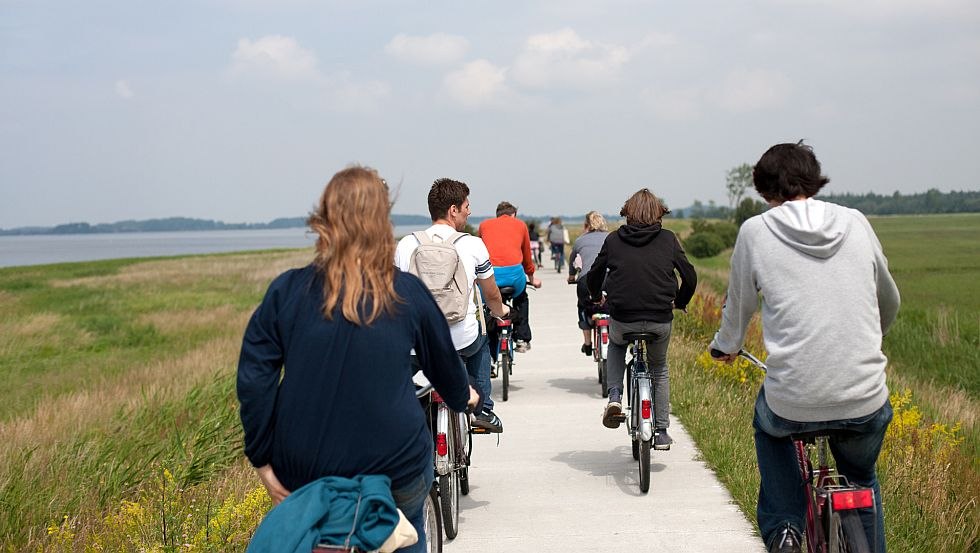 Of het nu gaat om een fietstocht of een wandeling door het Nationaal Park Vorpommersche Boddenlandschaft - er is altijd iets te doen in het Ummanz Jeugddorp., © Jugendtours-Feriendorf Ummanz/Meixner