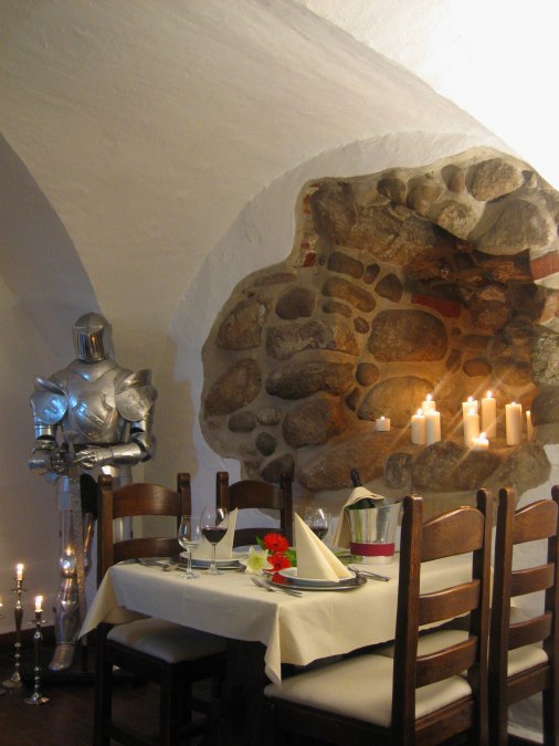 Posiłek w historycznym skarbcu, © Schloss Spyker