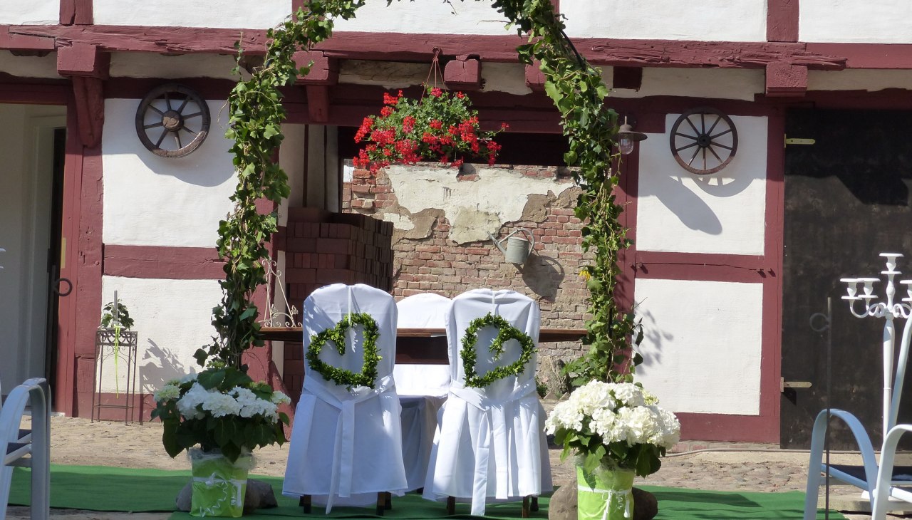 Małżeństwo w niezwykłym otoczeniu w Loitz, © Karin Heymann