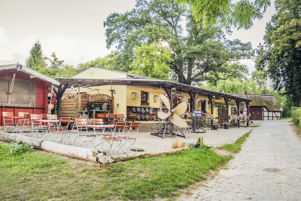 Fish restaurant in Gristow directly at the harbor