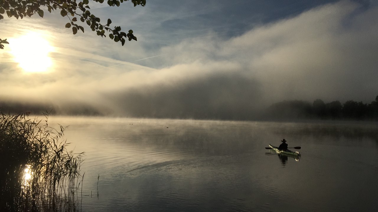 Paddler auf dem Gobenowsee am Morgen zwischen Sonne und Regenfront., &copy; Susanne Zobel