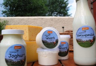 Farm products: Yogurt, cottage cheese, preferential milk, bread and rolls from the wood oven // © Cafè 7 Farm products: Yogurt, cottage cheese, preferential milk, bread and rolls from the wood oven // © Cafè 7