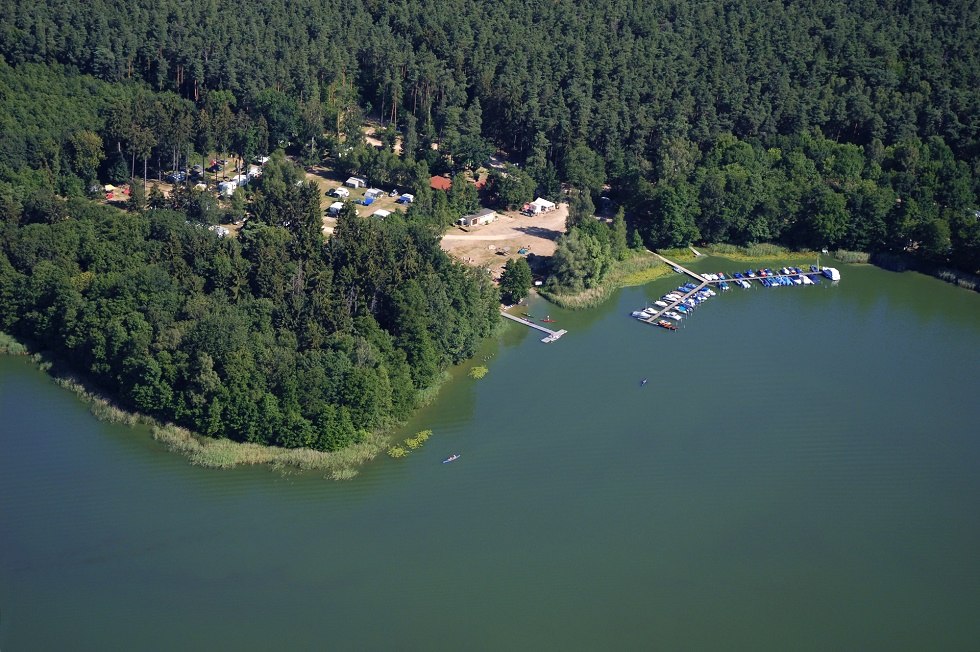 Kemping położony jest pośród rozległych lasów bezpośrednio nad jeziorem., © Haveltourist