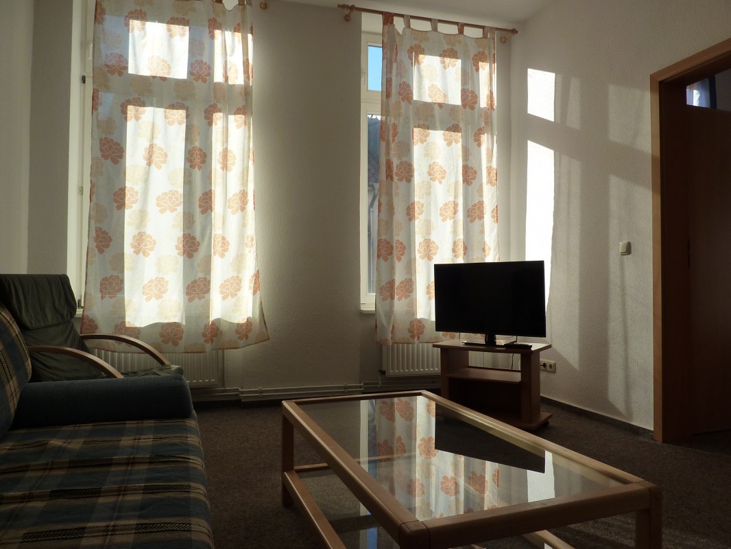 Living room with flat screen TV // &copy; Galina Diran