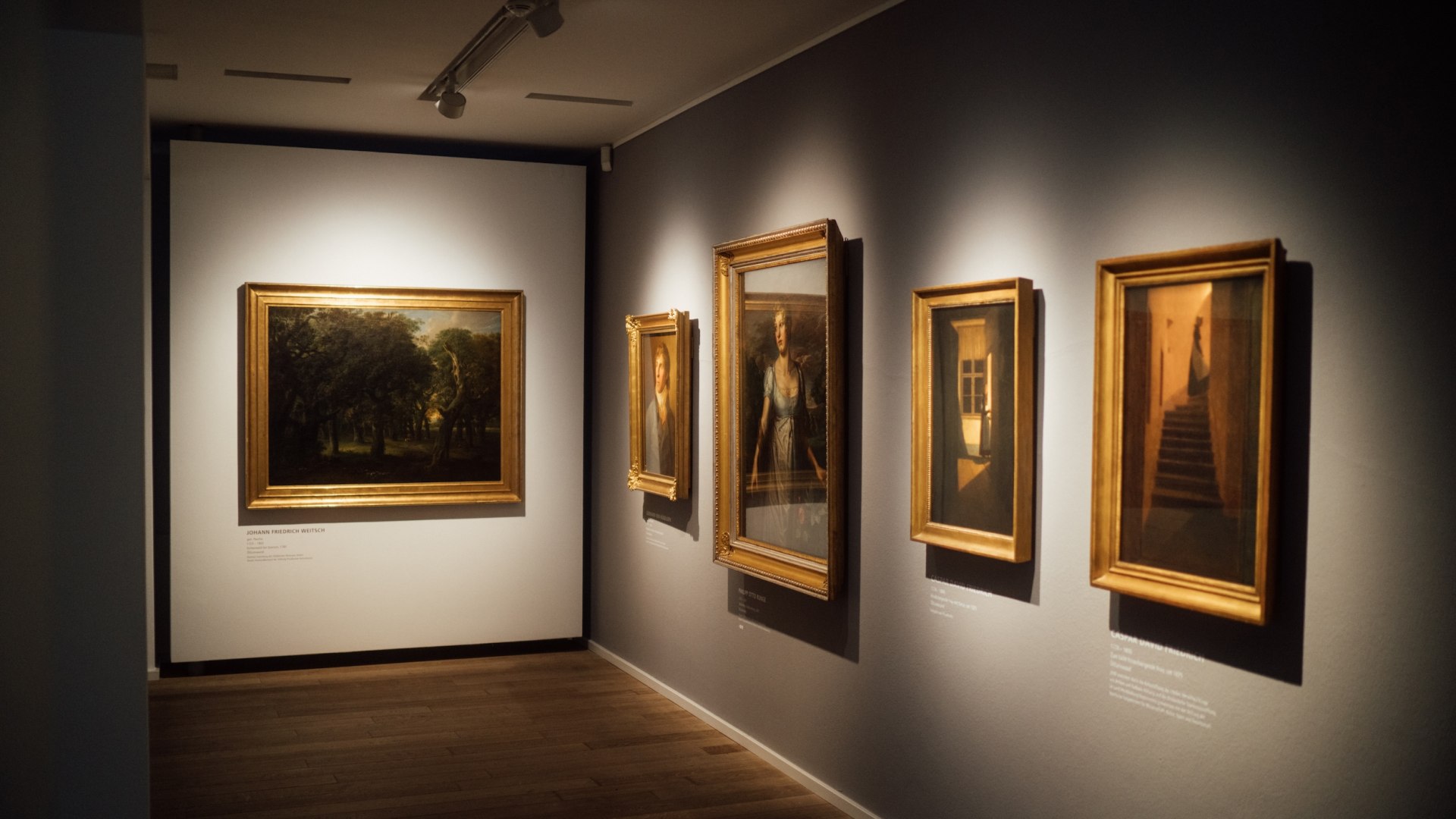 Państwowe Muzeum Pomorskie z obrazami na ścianie w sali wystawowej