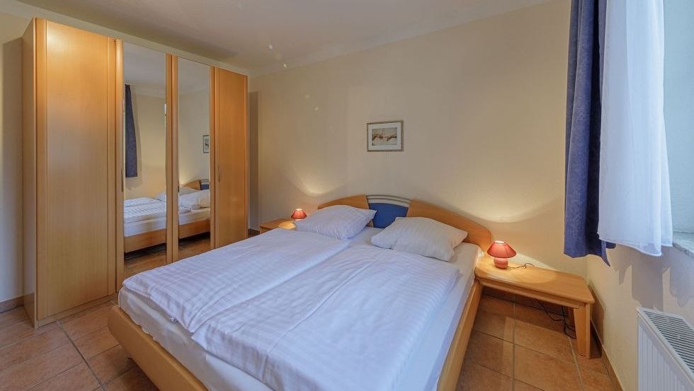 Bedroom with large double bed and closet // &copy; Andre Pretzel