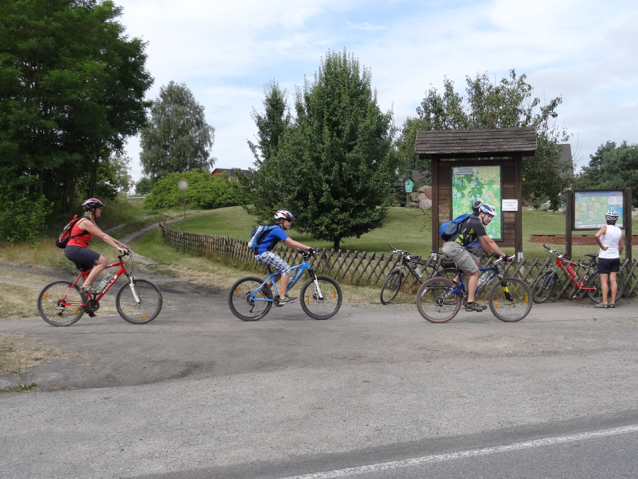 Fietser bij de Wesenberg zwerfkeientuin, © Mecklenburgische Kleinseenplatte Touristik GmbH