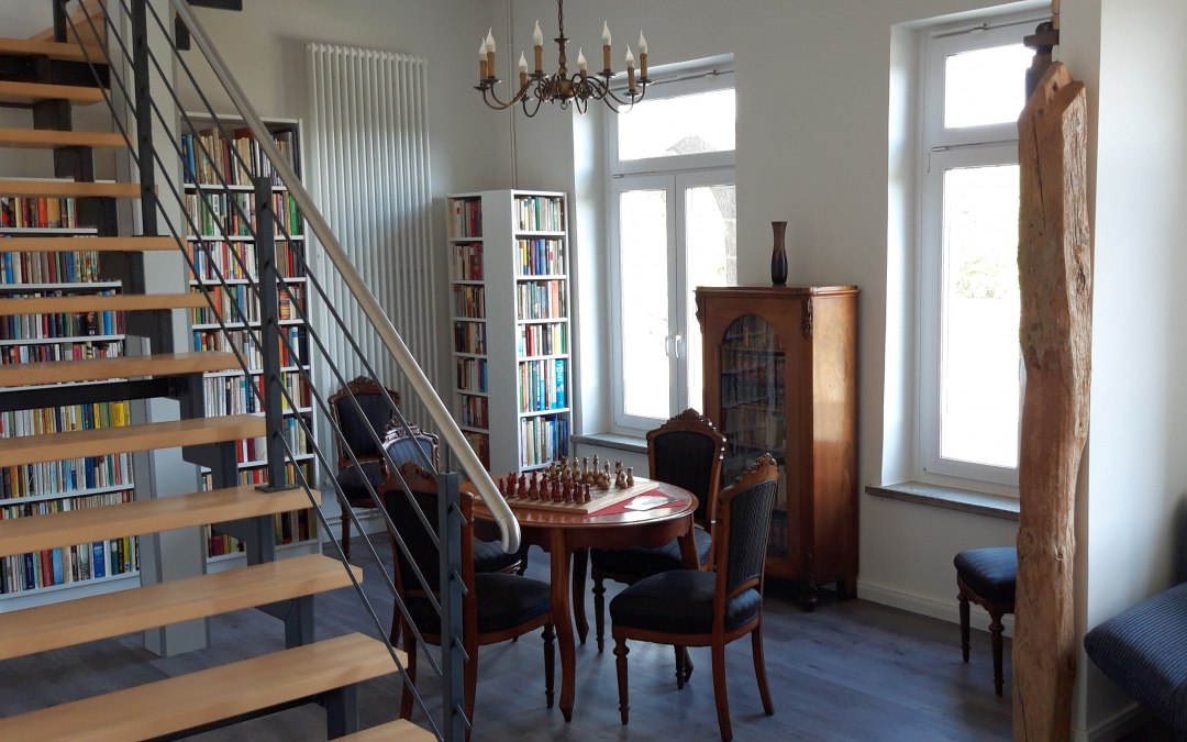 Uitnodigende speeltafel in de algemene recreatieruimte bij Levetzow Mansion, © Herrenhaus Levetzow / Bernd Lüskow