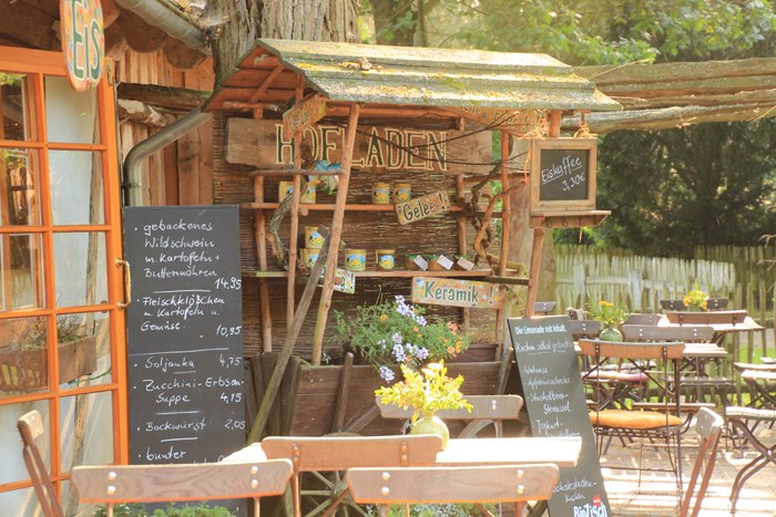 Het Waldcafé & Biergarten Meyers Hausstelle biedt je een verscheidenheid aan eten en drinken, warm of koud. We hebben ook wildgerechten en zelfgebakken taarten voor je., © Waldcafé & Biergarten Meyers Hausstelle