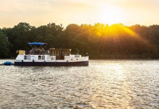 Mit dem Hausboot dem Sonnenuntergang auf der M&uuml;ritz entgegen // &copy; MV-T/G&auml;nsicke