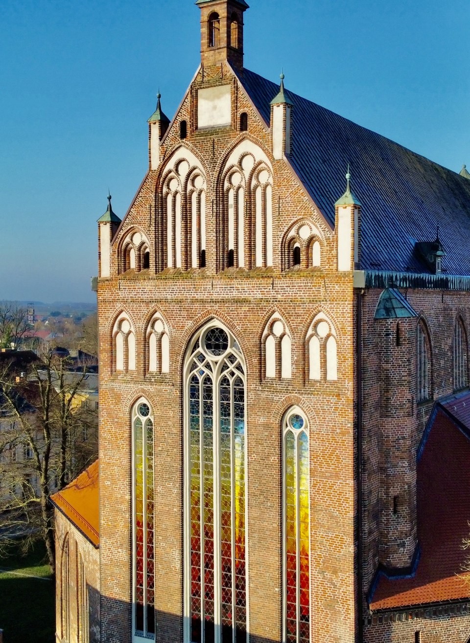 Nikolai-kathedraal in Greifswald met kleurrijke ramen als lichtkunst.