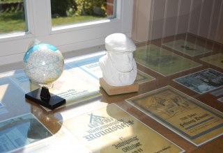 Gillhoff's well-known monthly magazines are displayed in the showcases., &copy; Gabriele Skorupski