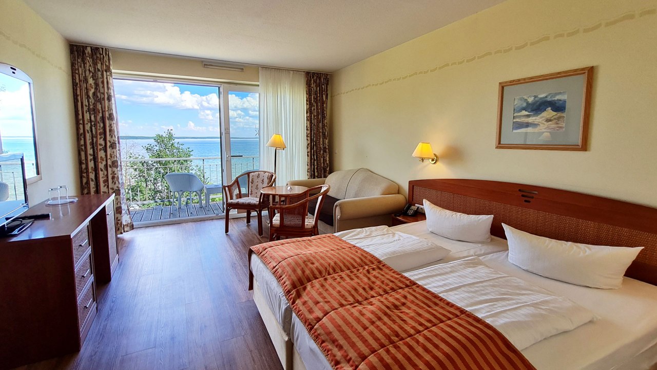 Tweepersoonskamer met uitzicht op het meer in de Orangerie // © Seehotel Schloss Klink Tweepersoonskamer met uitzicht op het meer in de Orangerie // © Seehotel Schloss Klink