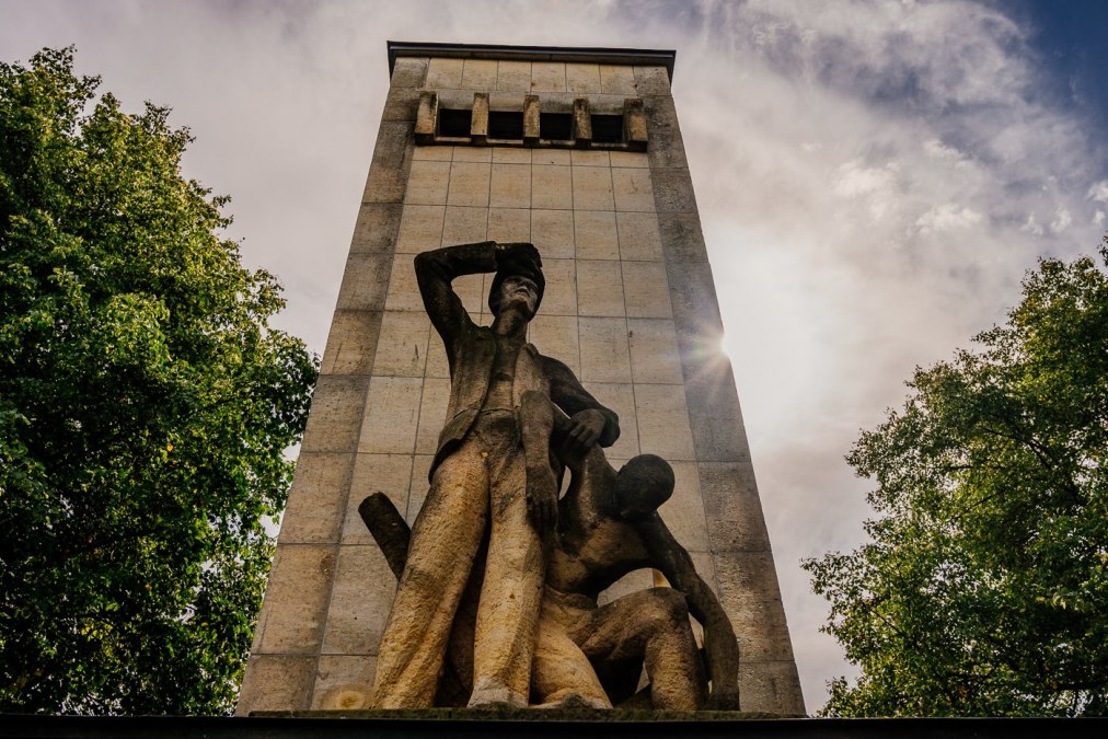 Klokkentoren met figuren op de gedenkplaats Fünfeichen, © Christian Thiele Klokkentoren met figuren op de gedenkplaats Fünfeichen, © Christian Thiele