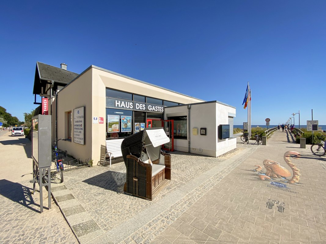 Het Haus des Gastes in Bansin is de eerste aanloophaven voor toeristen, mensen die geïnteresseerd zijn in evenementen en kunstliefhebbers. // © KaiserbäderTouristmusService GmbH Het Haus des Gastes in Bansin is de eerste aanloophaven voor toeristen, mensen die geïnteresseerd zijn in evenementen en kunstliefhebbers. // © KaiserbäderTouristmusService GmbH