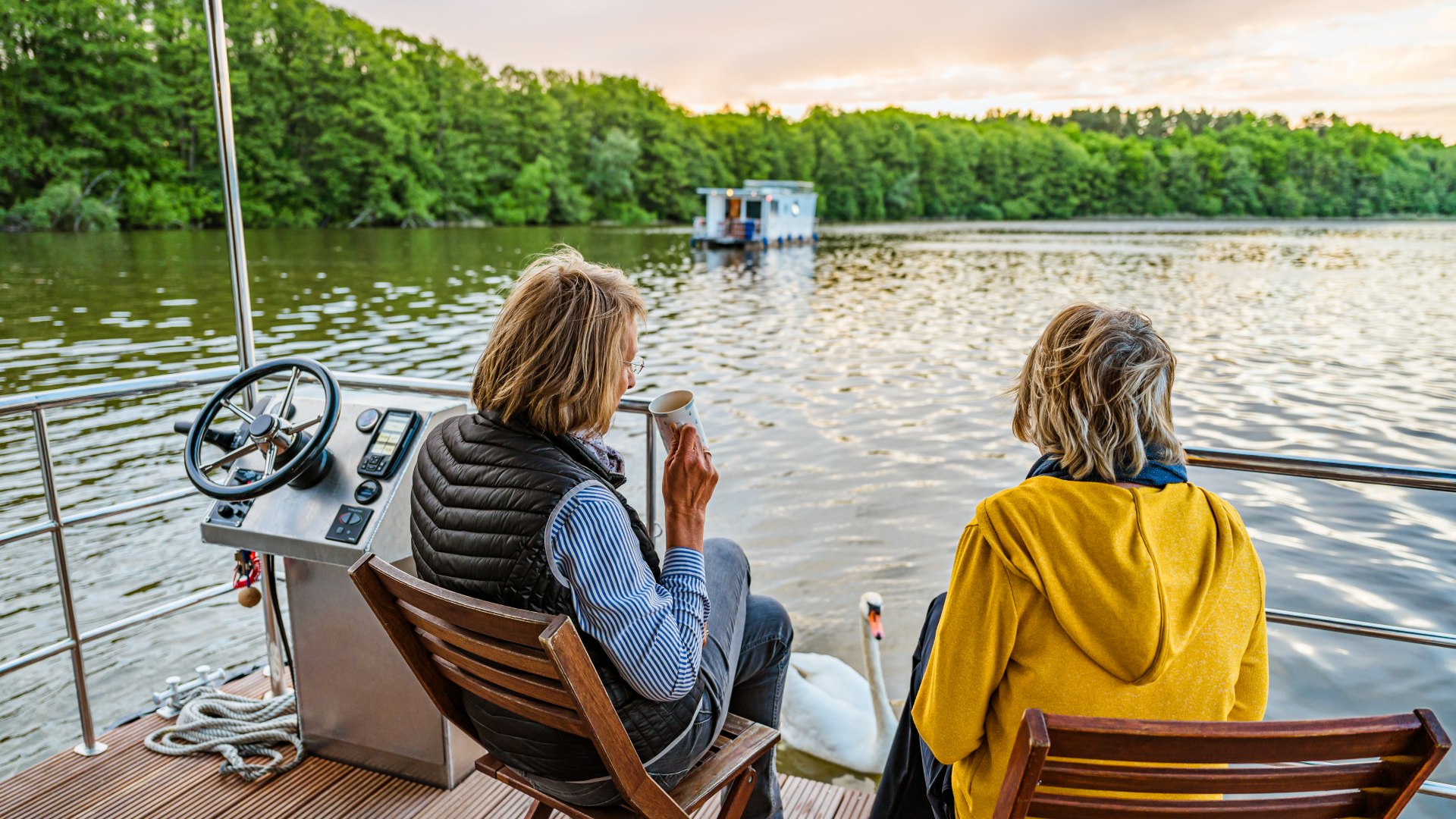 Vertel het ons! Het zachte schommelen op het water vertraagt je zo lekker. Eindelijk is er tijd voor de belangrijke dingen in het leven., &copy; TMV/Tiemann