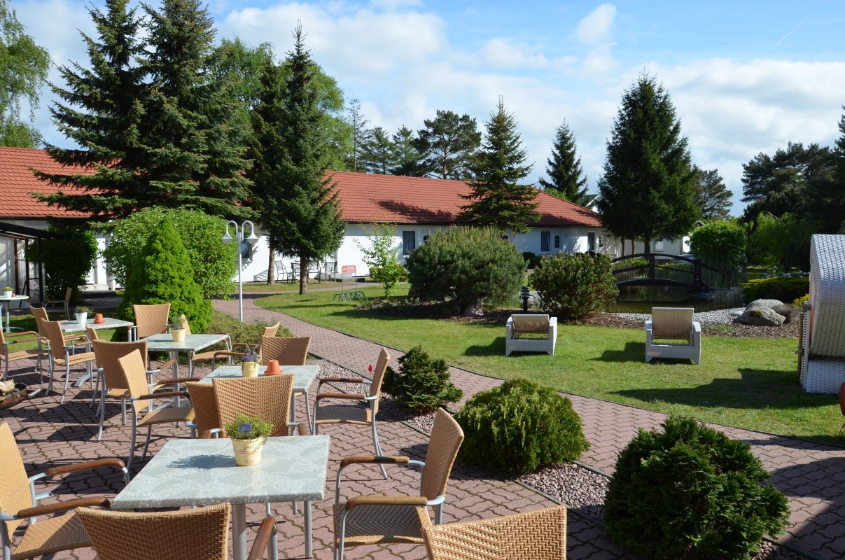 Idylliczny wewnętrzny dziedziniec z tarasem słonecznym // &copy; Hotel & Restaurant Pommerscher Hof