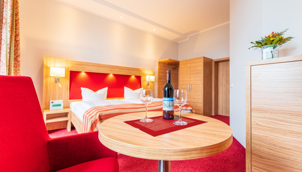 Nasze przytulne pokoje oferują bezpośredni lub boczny widok na morze., &copy; Strandhotel zur Promenade