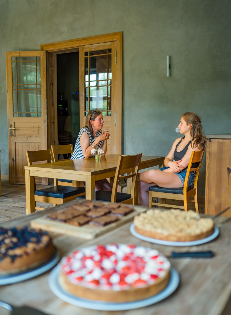 Break at the manor house: Franziska Hesse's cakes at the Linstow manor house are hard to resist - mother and daughter sit at the table with the selection of cakes in the foreground // Break at the manor house: Franziska Hesse's cakes at the Linstow manor house are hard to resist // © MV-T/Tiemann Break at the manor house: Franziska Hesse's cakes at the Linstow manor house are hard to resist - mother and daughter sit at the table with the selection of cakes in the foreground
