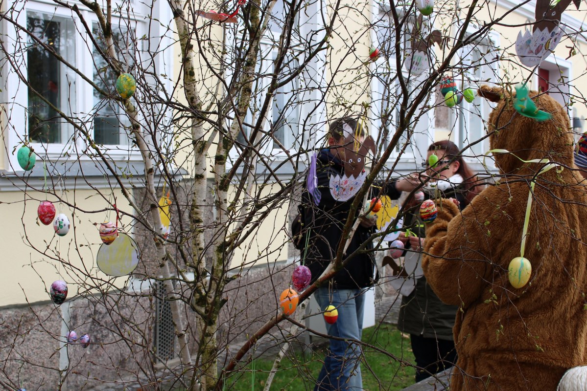 Dekorowanie drzewka wielkanocnego, &copy; TZRW