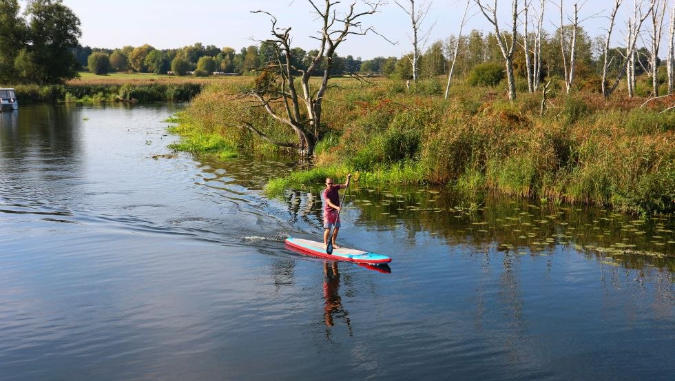 Podróżowanie z deską SUP - Stand Up Paddle Board na rzece Peene w pobliżu Demmin w Meklemburgii-Pomorzu Przednim.
Pojezierze Meklemburskie, © TMV/Sebastian Hugo Witzel
