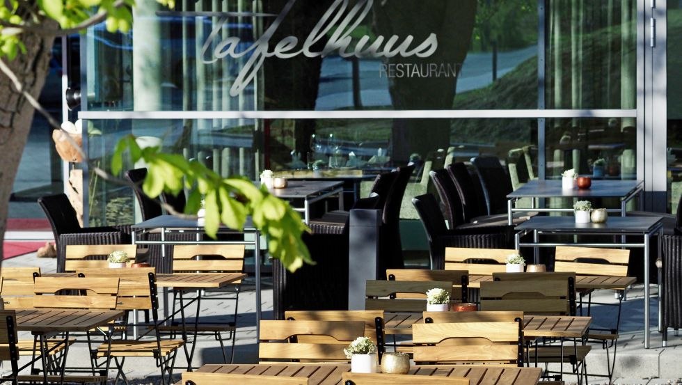 Tafelhuus beer garden for warm summer evenings // &copy; Wonnemar Resort-Hotel Wismar