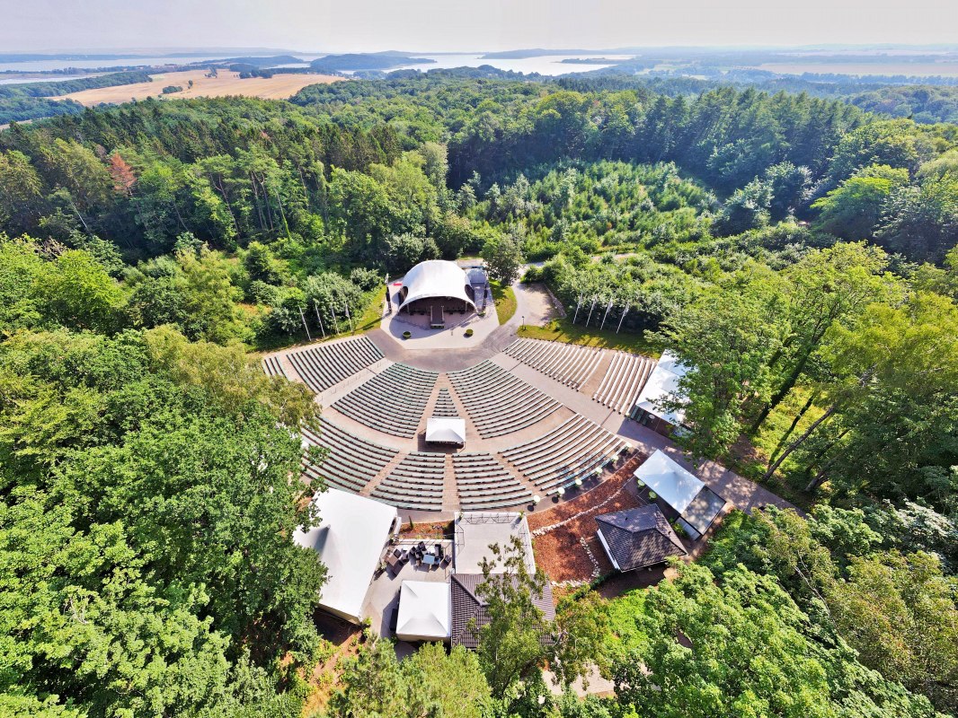 Evenementenlocatie met capaciteit voor meer dan 5.000 bezoekers: de Waldbühne Rügen // © Waldbühne Rügen GmbH& Co.KG Evenementenlocatie met capaciteit voor meer dan 5.000 bezoekers: de Waldbühne Rügen // © Waldbühne Rügen GmbH& Co.KG