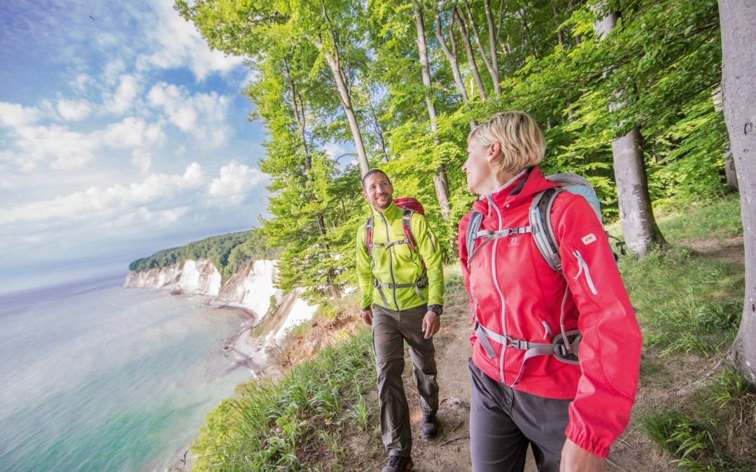 Het pad langs de hoge oever in het Nationaal Park Jasmund biedt een uniek uitzicht op de krijtkust van Rügen., © TMV/outdoor-visions.com Het pad langs de hoge oever in het Nationaal Park Jasmund biedt een uniek uitzicht op de krijtkust van Rügen., © TMV/outdoor-visions.com