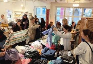 Kleidertausch // &copy; Julia Geisendorf