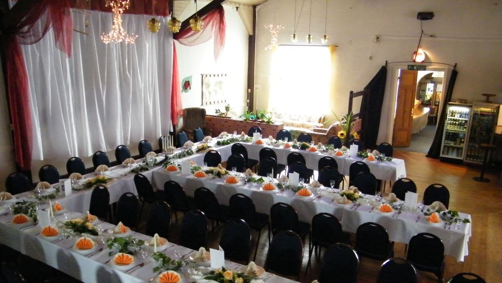 De balzaal biedt plaats aan maximaal 120 personen - perfect voor elk feest. // &copy; Hotel & Gastst&auml;tte "Zur Schleuse"