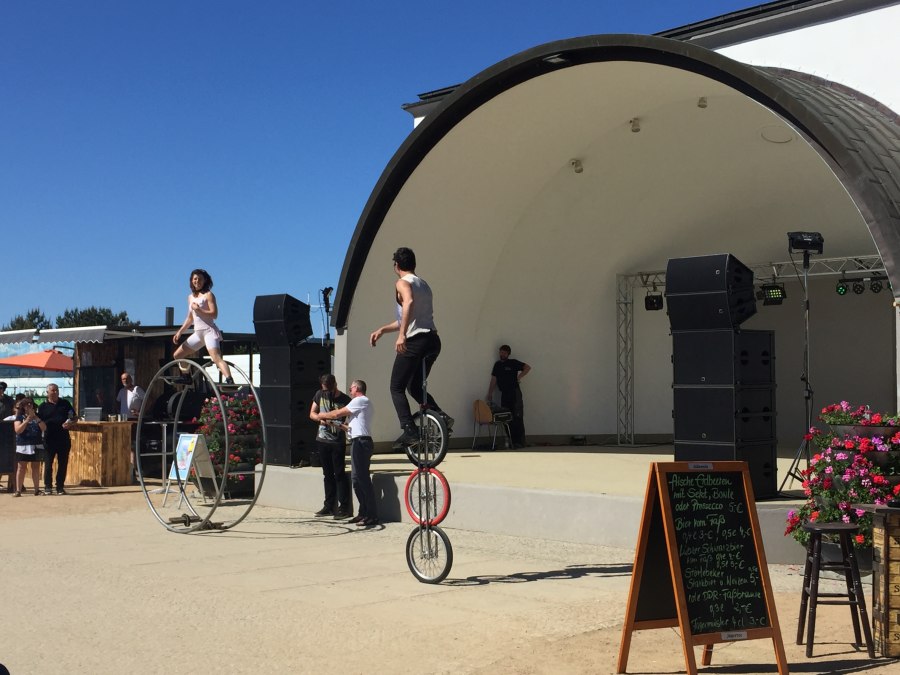 Radość z Zielonych Świątek na kolorowym targu, © Pfingstspaß Kleinkunstfestival in Zinnowitz auf Usedom.JPG Radość z Zielonych Świątek na kolorowym targu, © Pfingstspaß Kleinkunstfestival in Zinnowitz auf Usedom.JPG