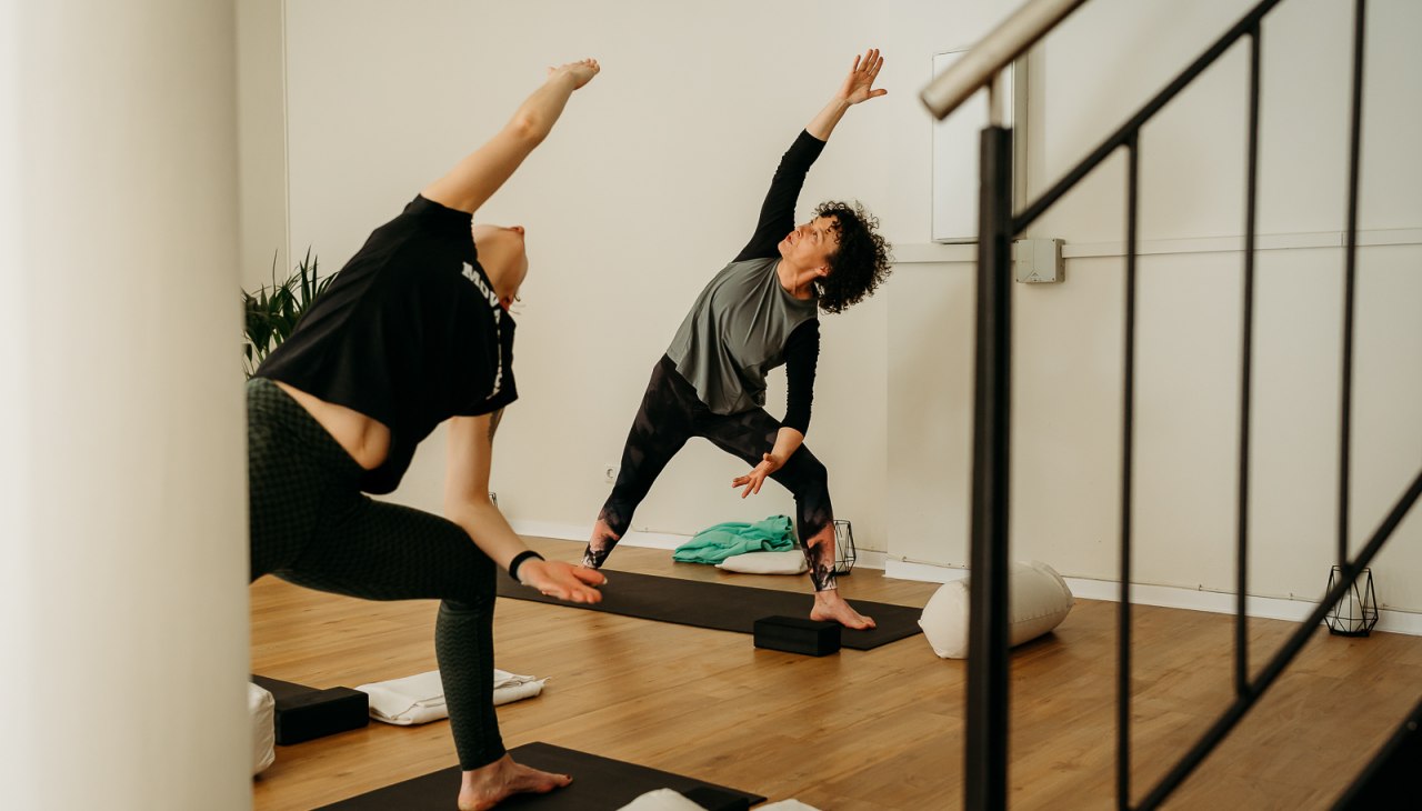 Kobieta o imieniu Susann uprawia jogę w MOVA PLACE - Yoga & Co. Studio, &copy; R&uuml;genlinse