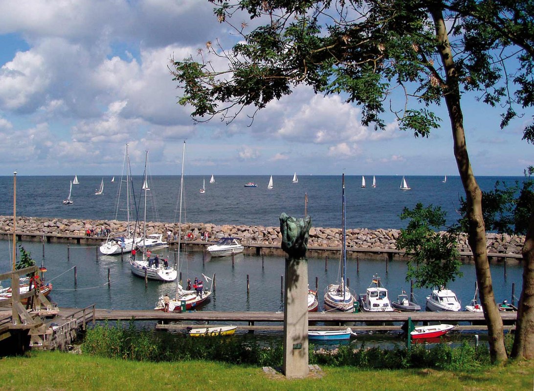 Harbor with boats and a stone pier // © Touristik Lohme GmbH Harbor with boats and a stone pier // © Touristik Lohme GmbH