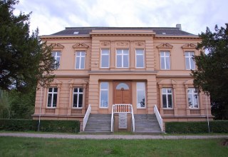 Das ehemalige Gutshaus ist heute eine Bildungsst&auml;tte. // &copy; Gabriele Skorupski
