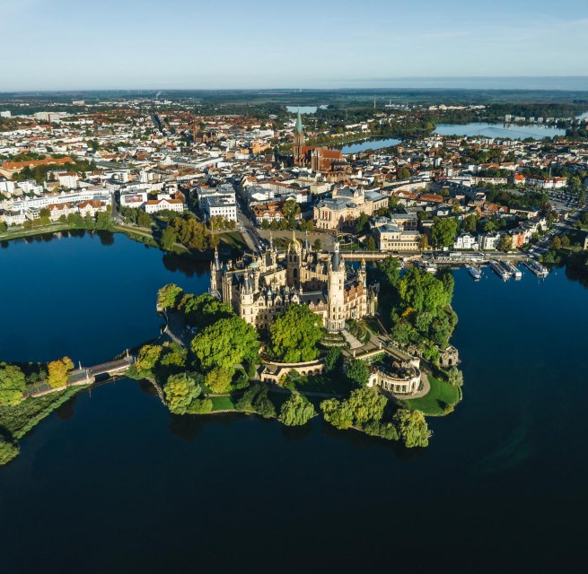Zamek Schwerin o wschodzie słońca z lotu ptaka