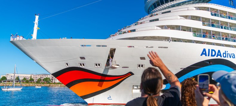 Verabschiedung von AIDA Schiffen im Hafen von Warnemünde // © Stefan Mertin Verabschiedung von AIDA Schiffen im Hafen von Warnemünde // © Stefan Mertin